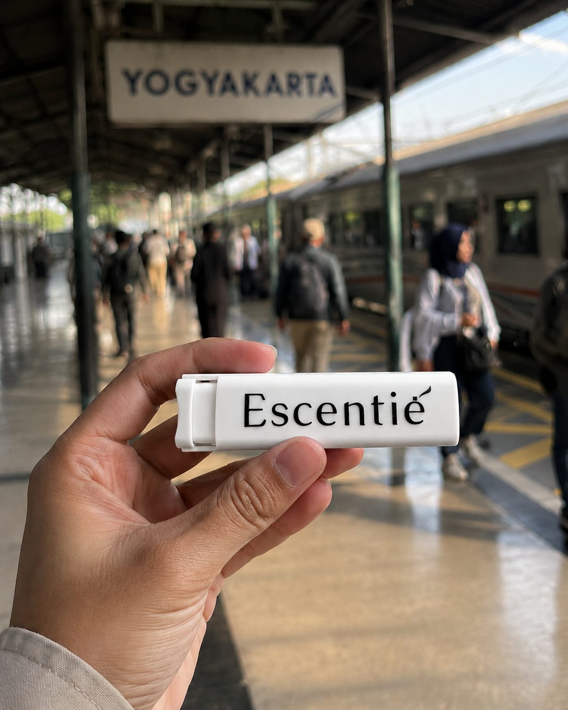 Escentie Lux Travel Size putih di Stasiun Yogyakarta