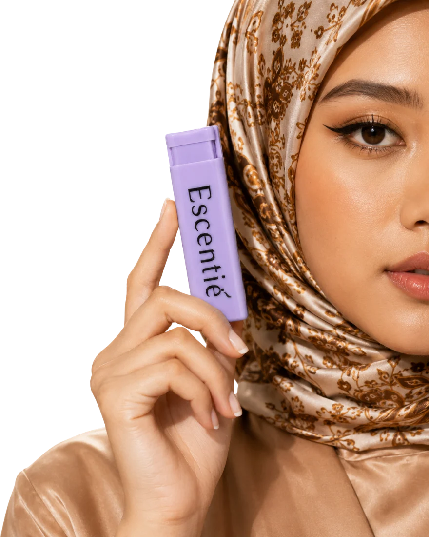 Model Escentie memegang Lux Travel Size lilac